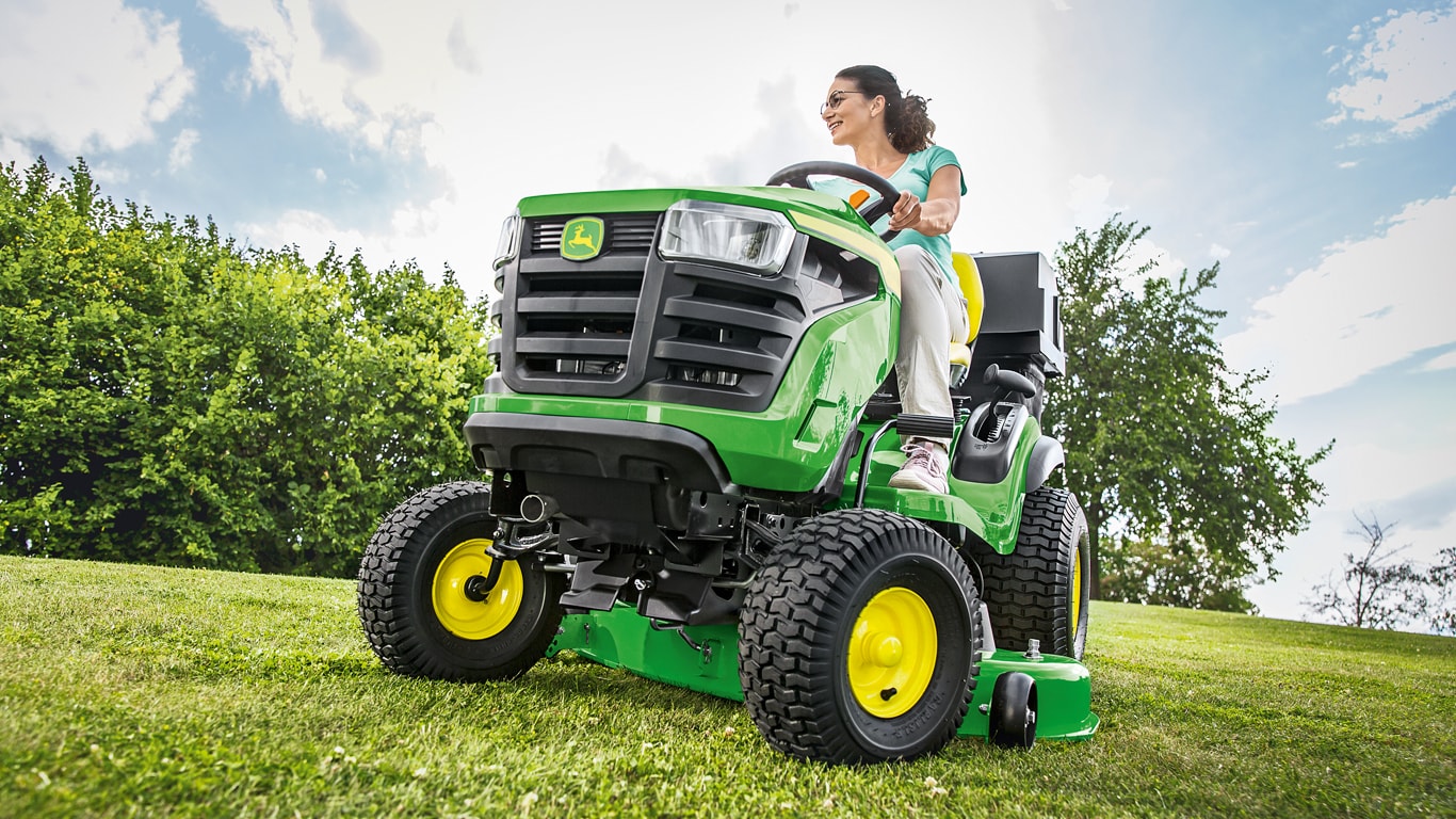 John Deere X127 Ride On Lawn Tractor 107cm Cutting Deck Hydrostatic Garden Riding Mower