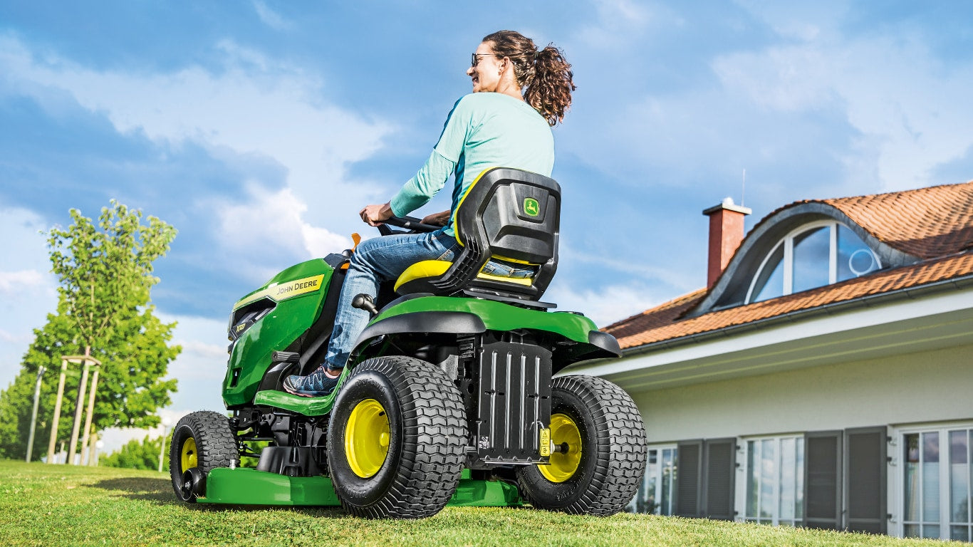 John Deere X127 Ride On Lawn Tractor 107cm Cutting Deck Hydrostatic Garden Riding Mower