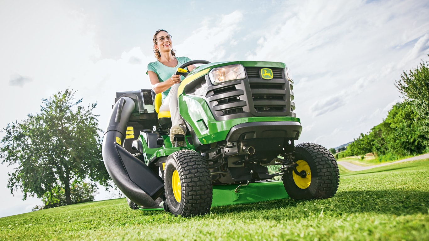 John Deere X127 Ride On Lawn Tractor 107cm Cutting Deck Hydrostatic Garden Riding Mower