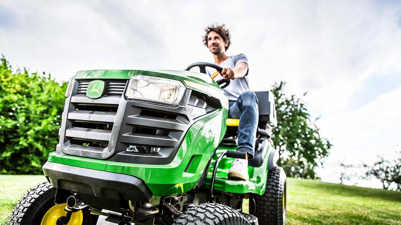 John Deere X127 Ride On Lawn Tractor 107cm Cutting Deck Hydrostatic Garden Riding Mower